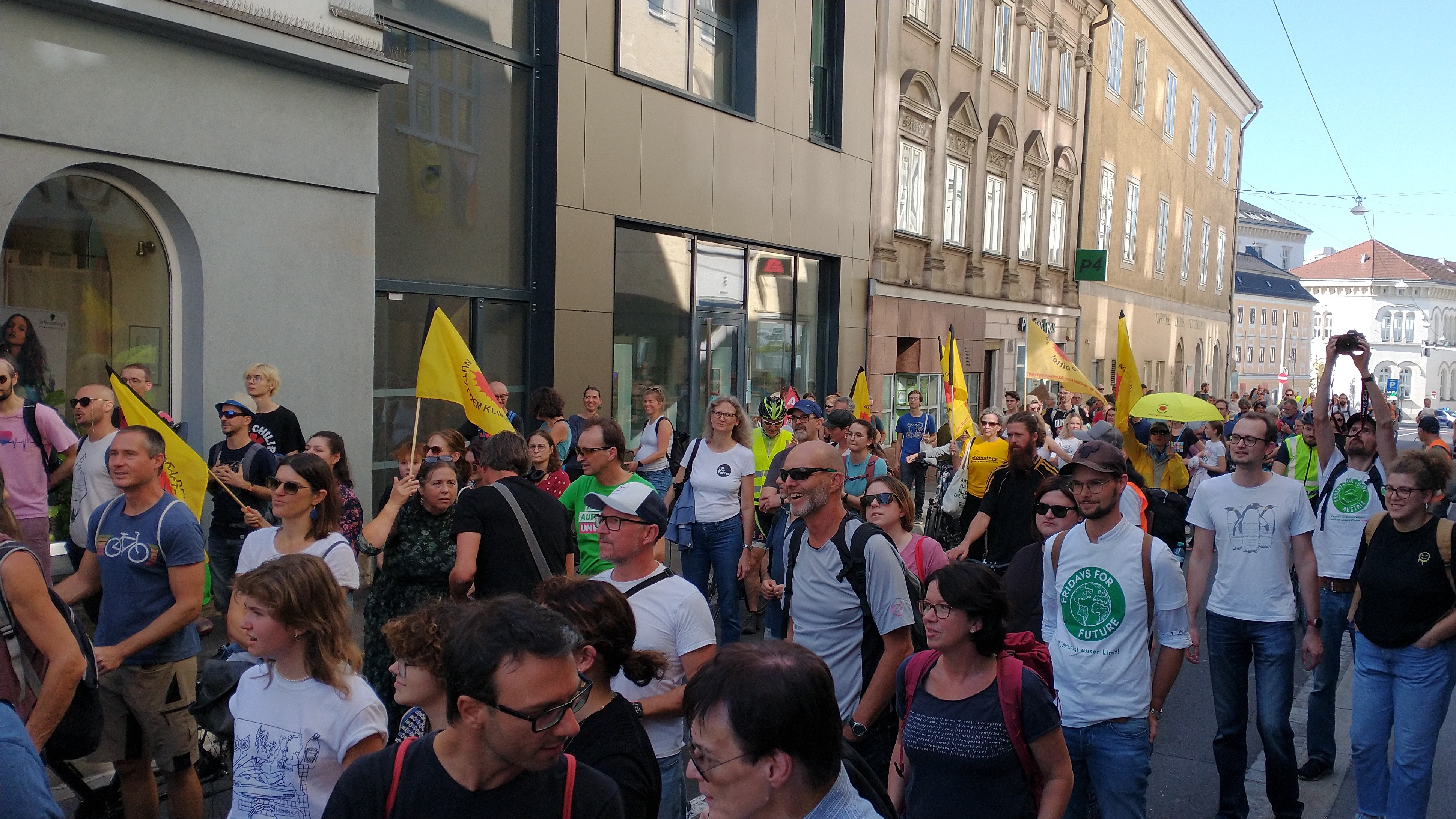 Demonstrationszug auf Dametzstraße, etwa 70 Personen, davon etwa ein Dutzend mit gelben Fahnen Atomkraft? Nutzt dem Klima nix!