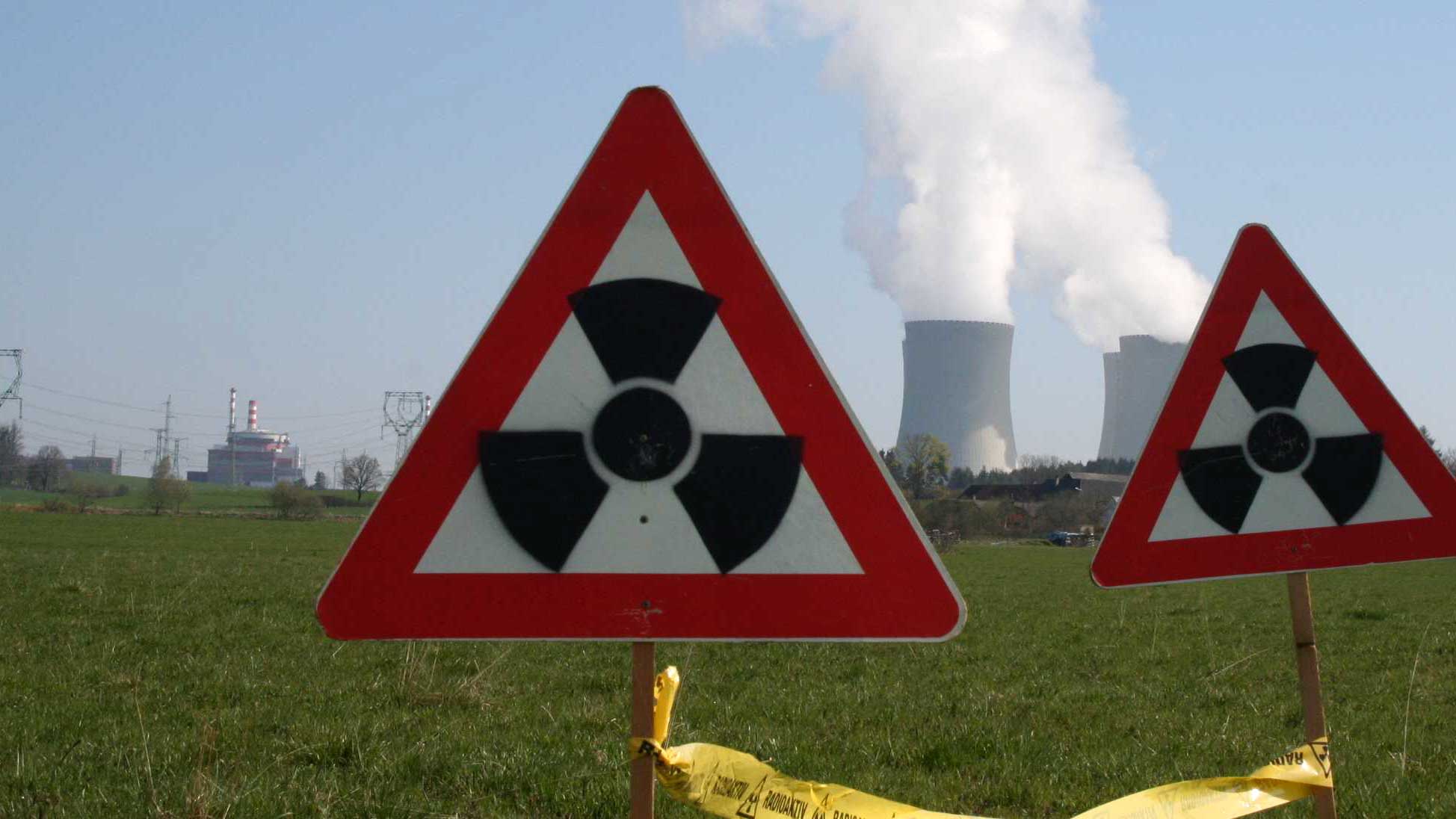 Schilder "Achtung Radioaktiv" vor den Reaktoren des AKW Temelín