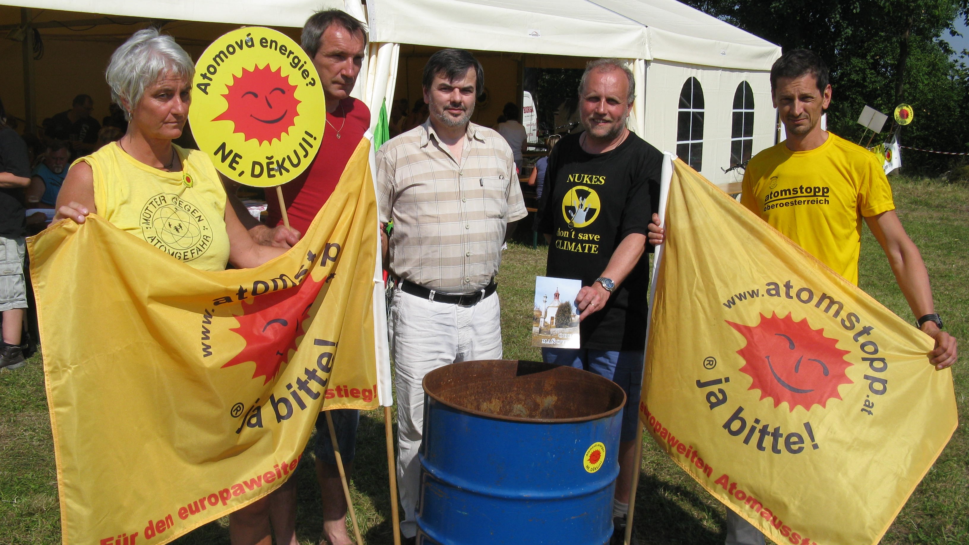 Fahnen atomstopp-ja, bitte! in Manovice in Tschechien