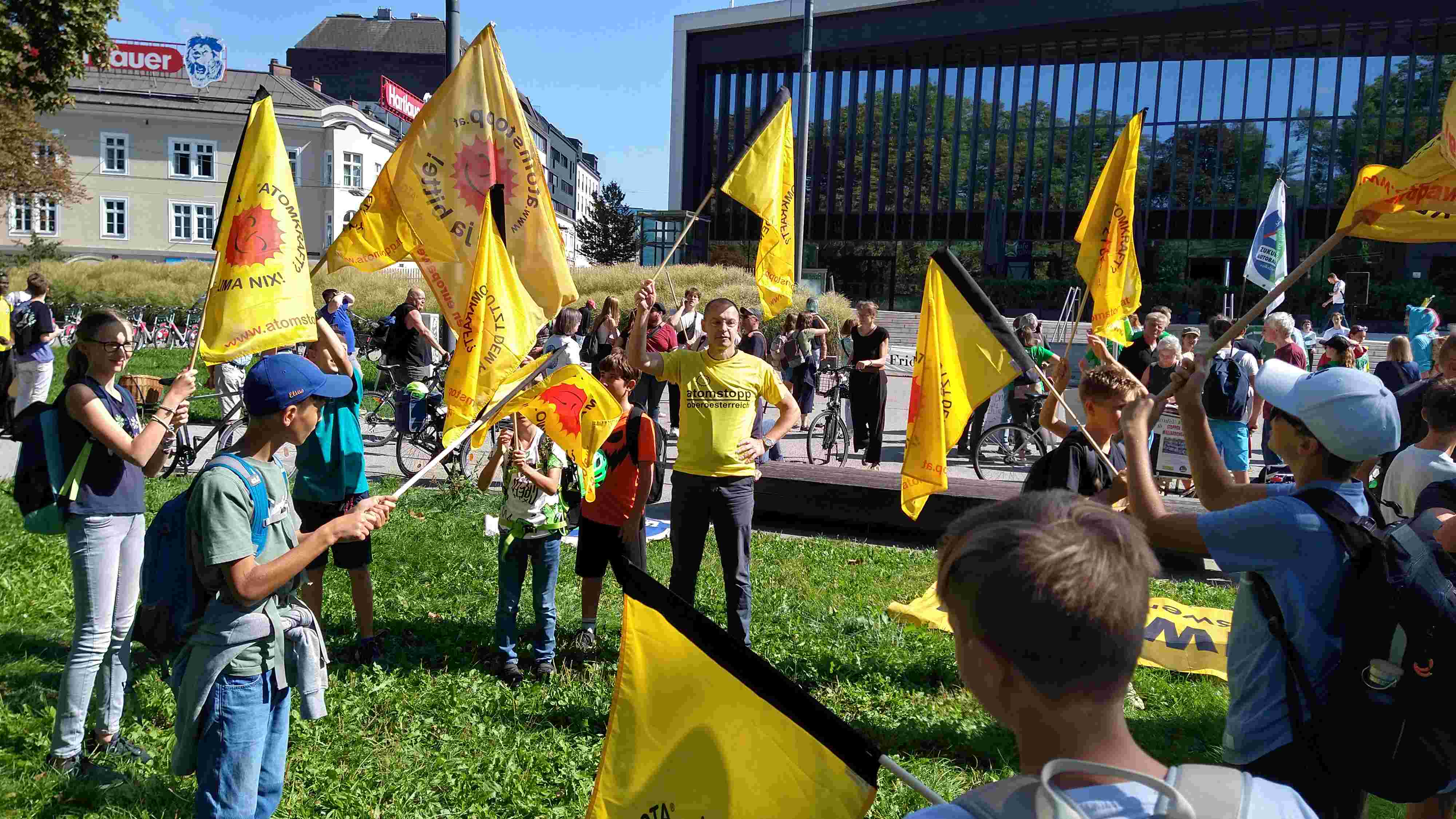 junge Menschen mit Anti-Atom-Sonne Fahnen, Slogan Atomkraft? Nutzt dem Klima nix