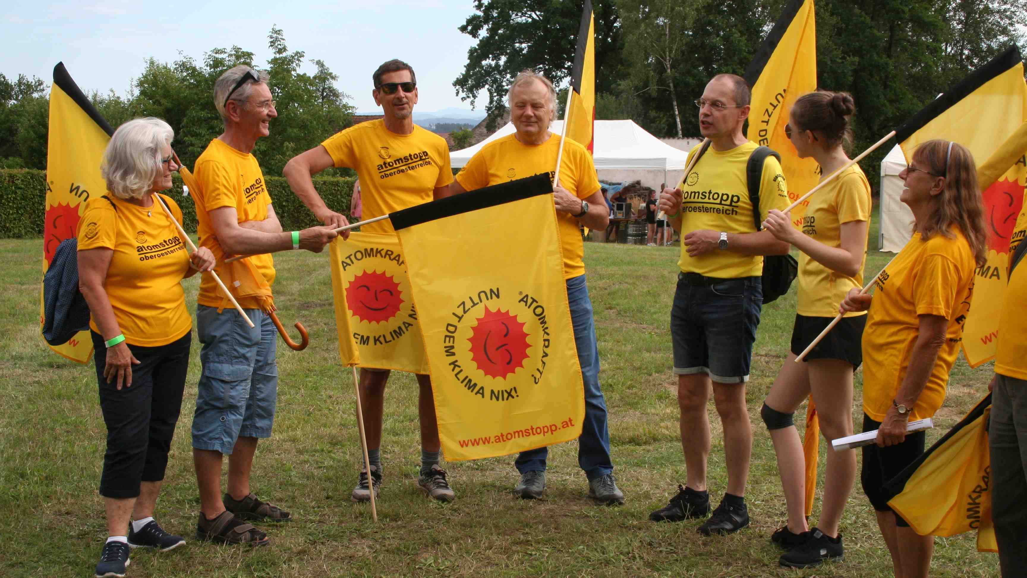 Menschen mit Anti-Atom-Sonne Fahnen, Slogan Atomkraft? Nutzt dem Klima nix in Tschechien