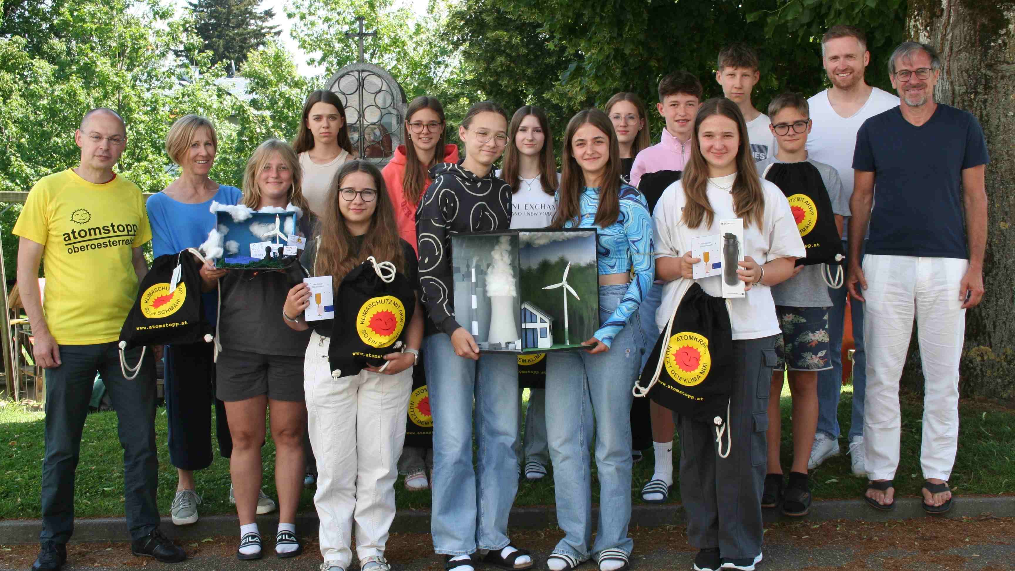 Gruppenfoto der 4b der MS der Franziskanerinnen Ried mit atomstopp_Geschäftsführer Stoiber, auf dem Schüler_innen ihre Projektmodelle zeigen.