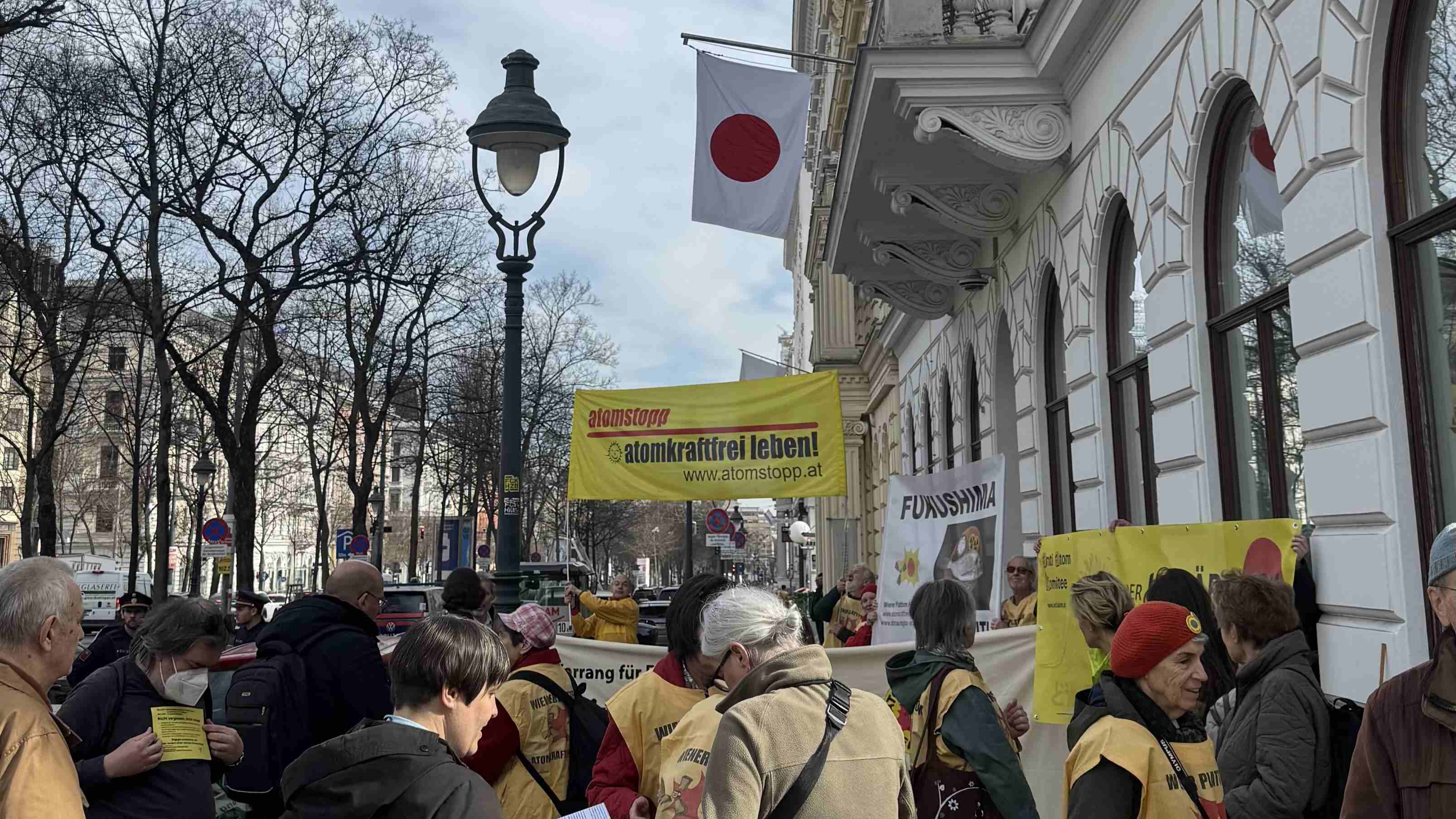 Demonstrant_innen vor der japanischen Botschaft mit Transparenten, etwa atomstopp_atomkraftfrei leben!