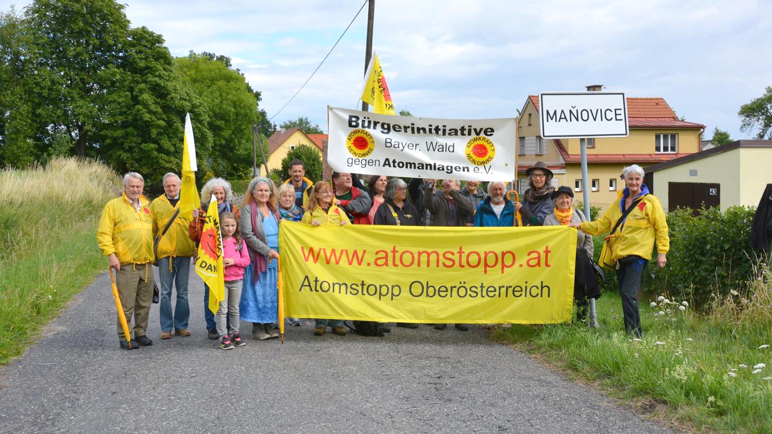 Wandergruppe mit Bannern und Fahnen gegen Atomkraft beim Protestmarsch
