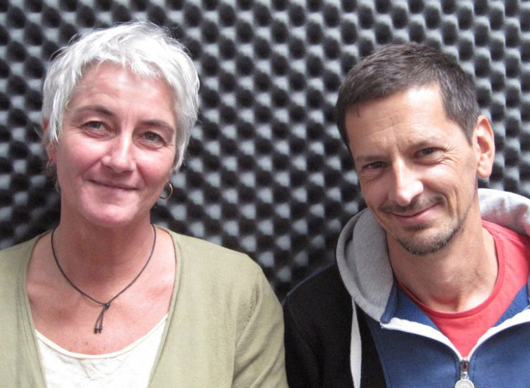 Gabi Schweiger und Roland Egger im Radiostudio